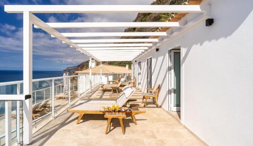 Deluxe Double Room with Balcony and Sea View