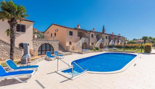 Apartment with Pool View 