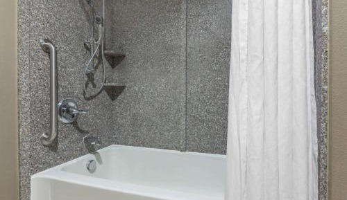 King Suite - Mobility/Hearing Accessible with Bath Tub - Non-Smoking