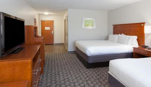 Standard Queen Room with Two Queen Beds and Mobility Accessible Tub