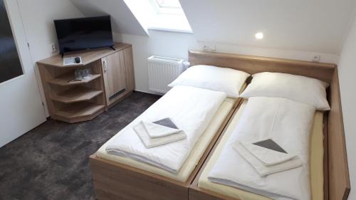 Quadruple Room with Private Bathroom