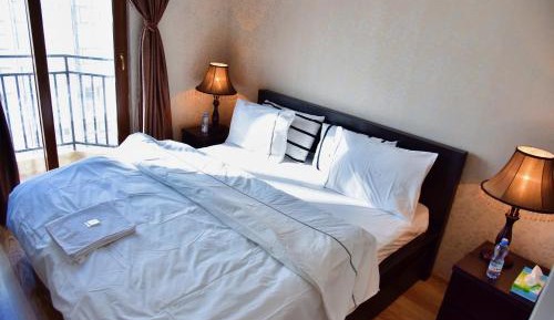 Apartment with Mountain View