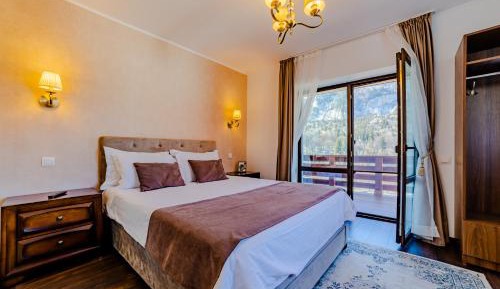 Apartment with Mountain View