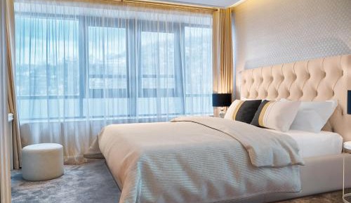Lux Double Room with Tsarevets View - Free Spa Access