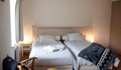 Standard Twin Room with Mountain View