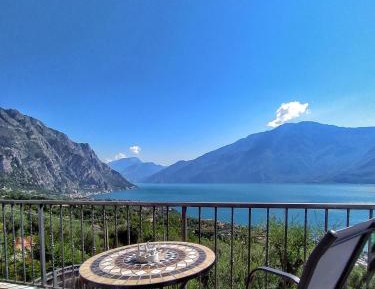 Apartment with Lake View