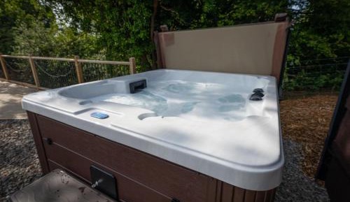 Lodge With Hot Tub