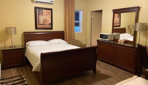 Deluxe Room with One Queen Bed
