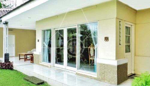 Villa with Garden View