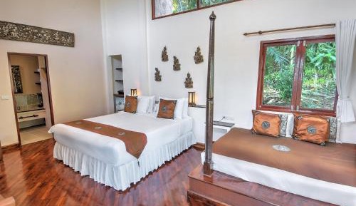 King Bed Bungalow with Pool View