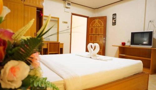 Deluxe Room (2 Adults + 1 Child)