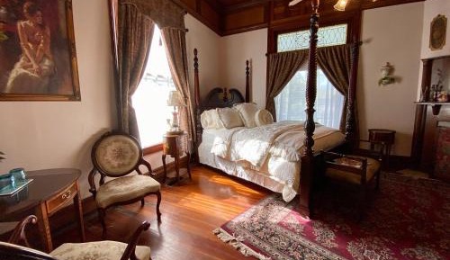 Deluxe Queen Suite
