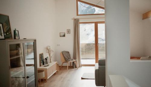 Apartment with Mountain View