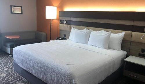 Deluxe King Room - Mobility Access/Non-Smoking