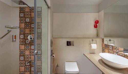 Deluxe Queen Room  (20% F&B service and 20% Spa service)