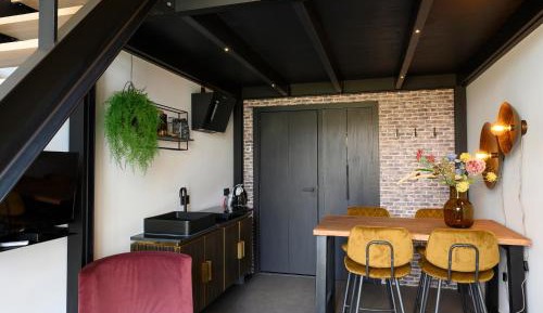 Deluxe Studio