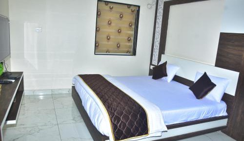 Deluxe Queen Suite