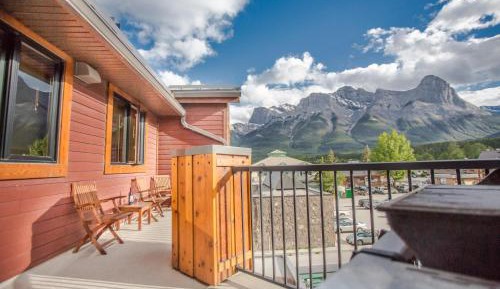 Apartment with Mountain View