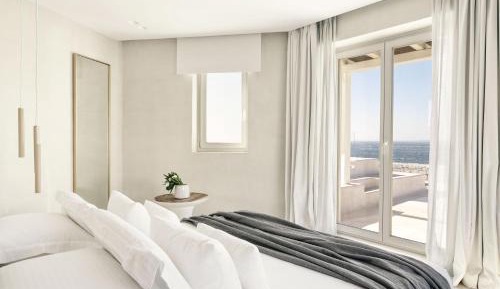 Deluxe Room with Heated Jetted Tub Sea View