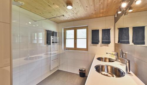 Apartment with Shower
