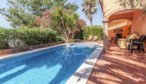 Three-Bedroom Holiday Home 
