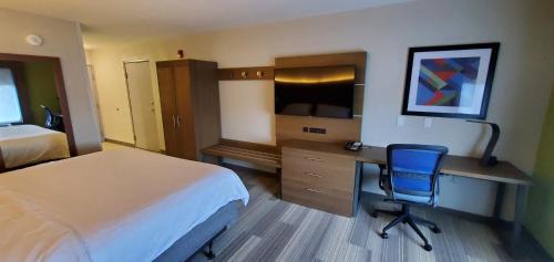Standard King Room with Mobility Accessible Tub