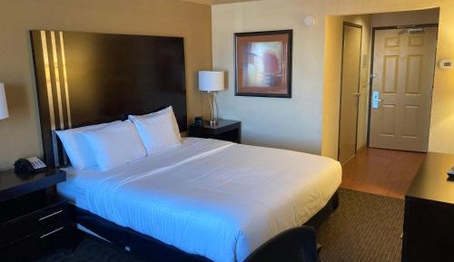 Deluxe King Room - Non-Smoking