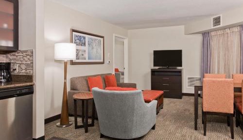 Two-Bedroom Suite with Oner King Bed and One Queen Bed