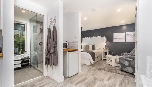 Creekside Cottage with private hot tub