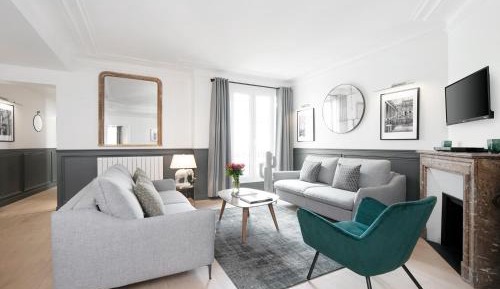 Three-Bedroom Apartment with Balcony with Sacré Coeur View