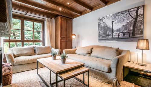 Apartment with Mountain View