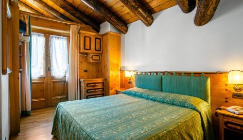 Standard Double or Twin Room with Balcony and Mountain View