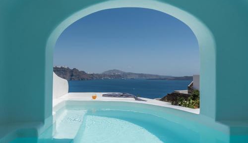 Honeymoon Suite with Plunge Pool and Caldera View