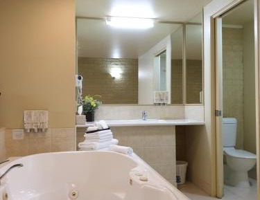 Comfort Queen Room with Spa Bath