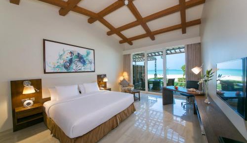 Premium Beachfront Chalet King Room with Garden Private Terrace And Parking 