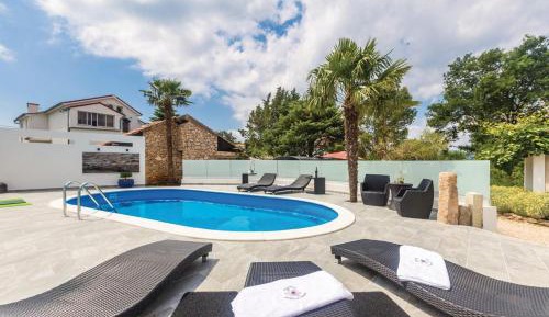 Apartment with Pool View 