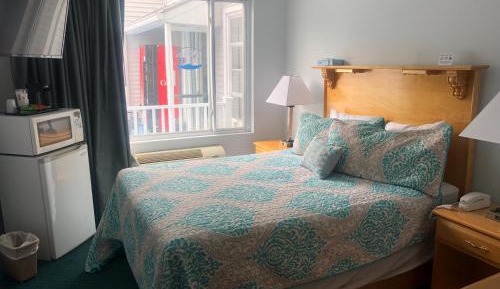 Standard Room with Queen Bed