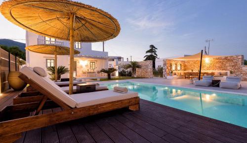 Three-Bedroom House with Private Pool 