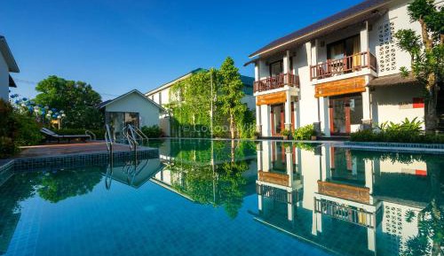 Deluxe Double or Twin Room with Pool View