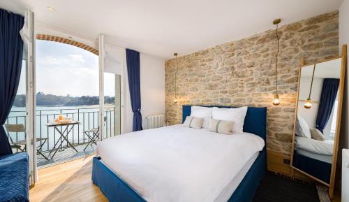 Deluxe Family Suite with Balcony