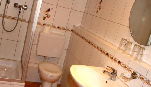 Family Room (2 Adults + 2 Children)