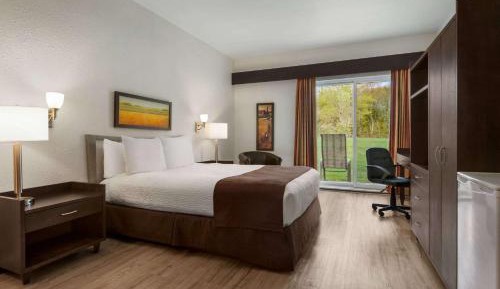 Queen Room with Drive-Up - Non-Smoking