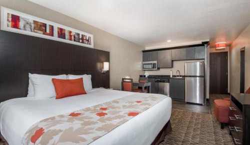 King Suite w/ Sofa Bed and Kitchen - Non Smoking