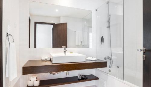 One-Bedroom Apartment with Pool View