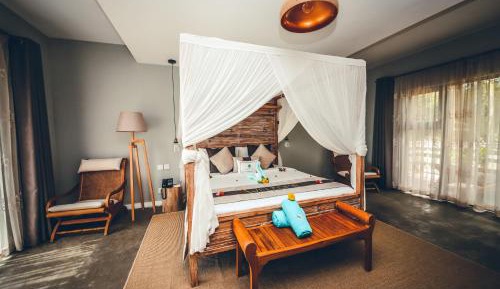 Providing free toiletries, this family room includes a private bathroom with a shower, a bidet and a hairdryer. The air-conditioned family room provides a flat-screen TV with streaming services, a tea and coffee maker, a dining area, a sofa as well as a q