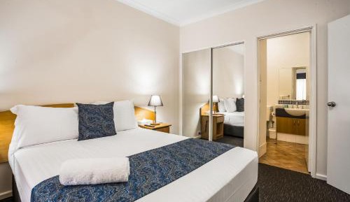 One-Bedroom Queen Apartment