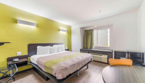 King Room with Roll-in Shower - Disability Access - Non-Smoking