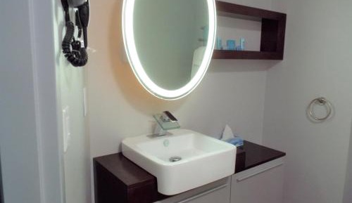 Handicap Accessible LUXURY Room with King Bed and a Power Elevator Recliner