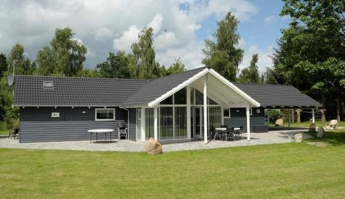 Three-Bedroom Holiday Home 