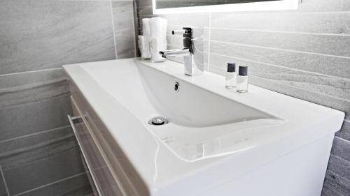 Basic Triple Room with Shared Bathroom
